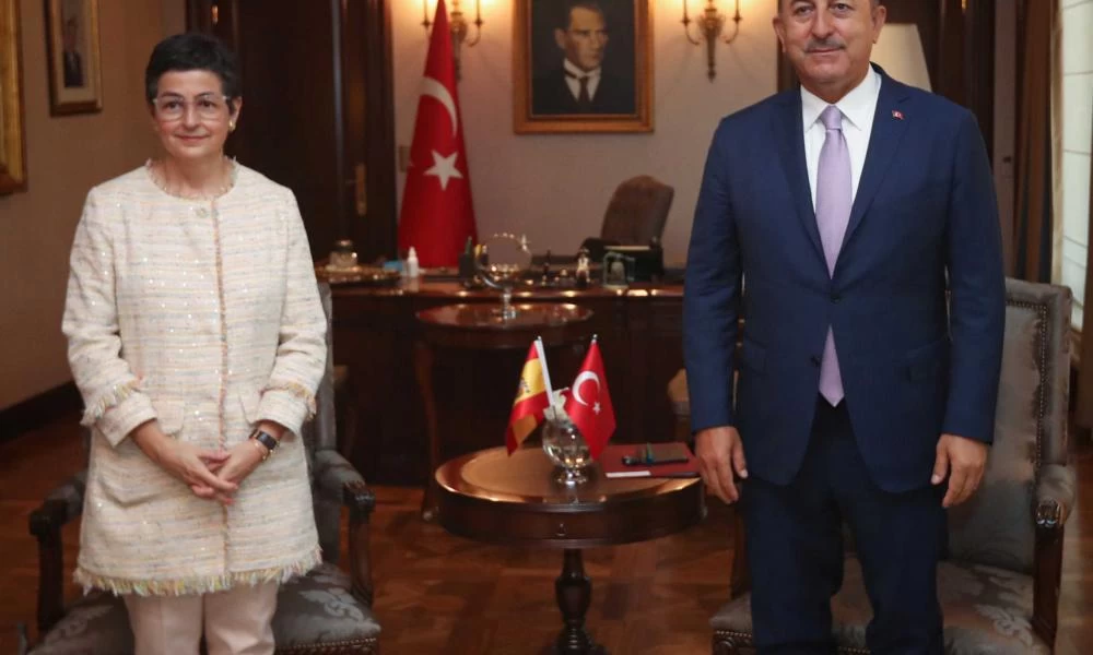 Ο Τσαβούσογλου έβριζε τους Έλληνες & η Ισπανίδα Υπουργός ''χάϊδευε'' την Άγκυρα